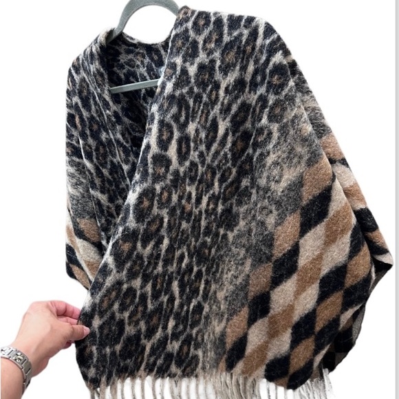 🔥HOST PICK🔥 Woman’s Elegant Wool Open Front Coat- Size M / L - Picture 2 of 5